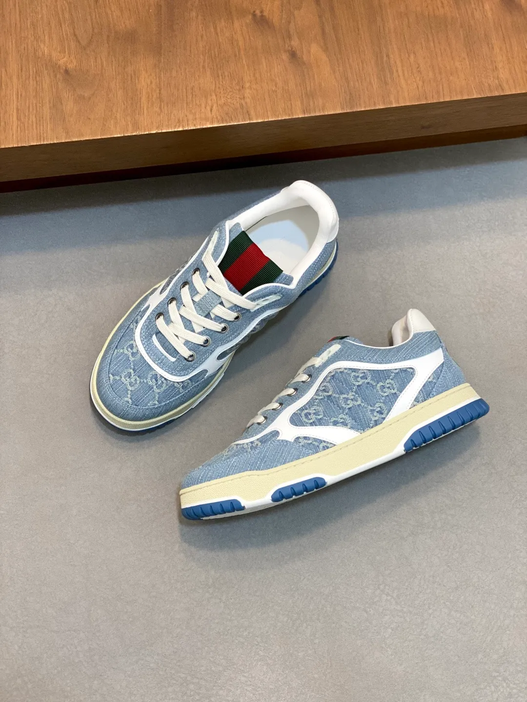Men's Shoes 💰660 𝐆𝐮𝐜𝐜𝐢 𝐑𝐞-𝐖𝐞𝐛 As the first sneaker created by Sabato De Sarno for Gucci, the Re-Web series reinterprets the brand's classic stripes and sets off the modern silhouette design with bold and unique details. These shoes are crafted from white leather. This new sneaker is ingeniously decorated with many of the brand's classic details, and is equipped with a bright red and green webbing tongue, which will make people fall in love at first sight. White leather treated with a special process for softness and luster, with an embossed grainy texture. Script Gucci logo and interlocking G web label with Interlocking G and script Gucci logo. Rubber outsole with interlocking G detail eyelets. Web tongue. Size: 39-44 (customized for sizes 38 and 45)